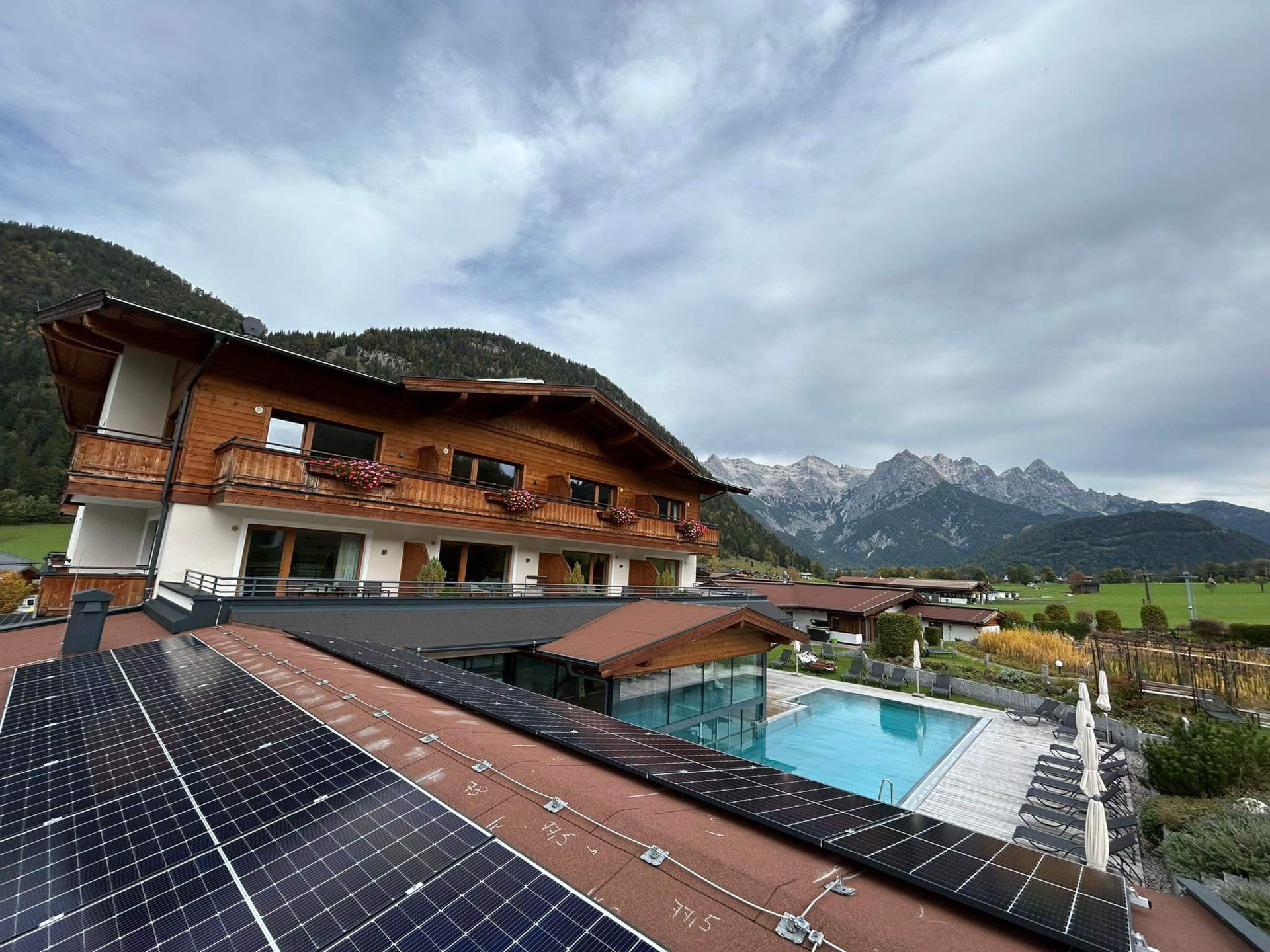 PV-Anlage mit 50,02 kWp auf einem Bitumendach in Tirol, montiert von FIBEL