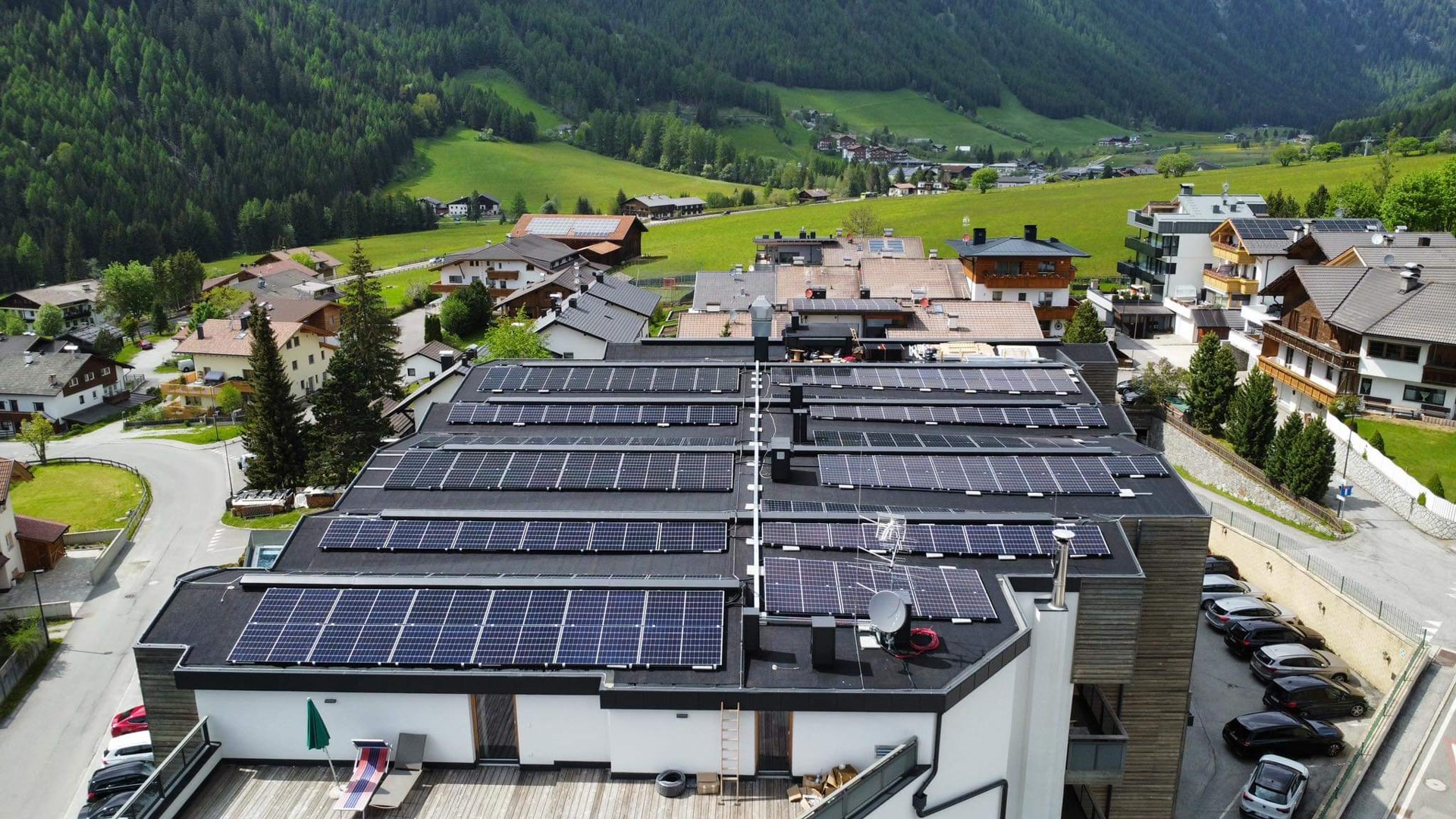 PV-Anlage mit 66,83 kWp auf einem Flachdach in Tirol, montiert von FIBEL