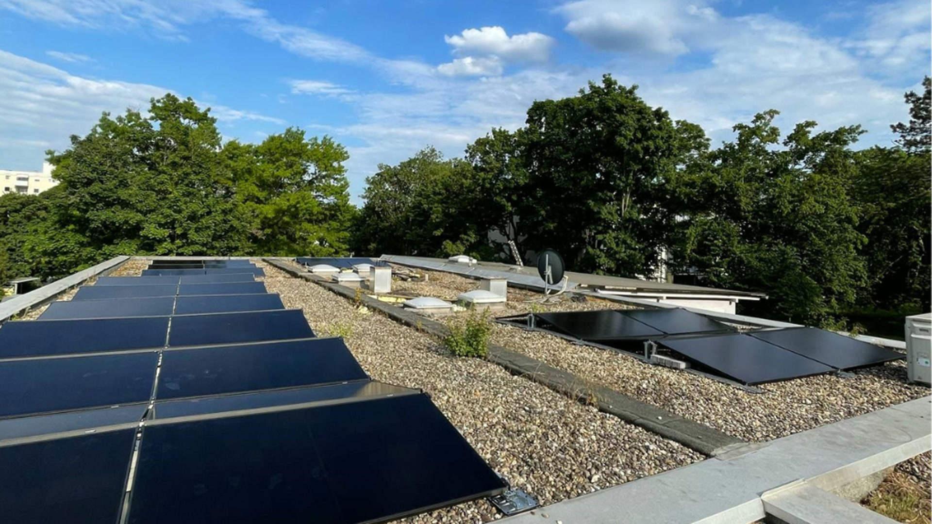 PV-Anlage mit 113,4 kWp auf einem Flachdach in Wien, montiert von FIBEL