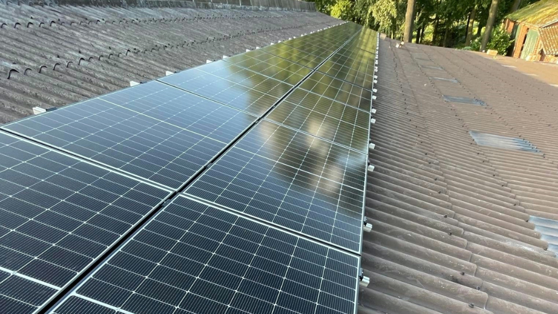 PV-Anlage mit 31,68 kWp auf einem Welleternitdach in Osnabrück, montiert von FIBEL